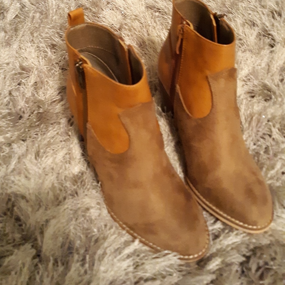 Brown ankle boots - Picture 2 of 3